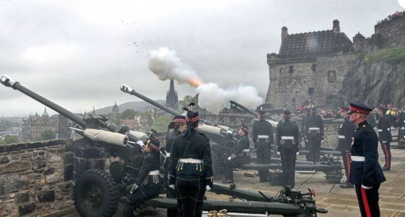 10-juin-2016-EDIMBOURG-un-salut-de-canon-pour-les-95-ans-d-e-philip.jpg